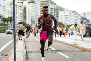 发现半岛体育-这是51岁？泽-罗伯托晒跑步照身材炸裂，腹肌如同刀刻斧凿！