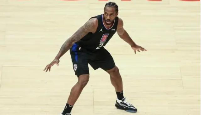 发现半岛体育-8投2中正负值+26 莱昂纳德回归比险胜意义更重要