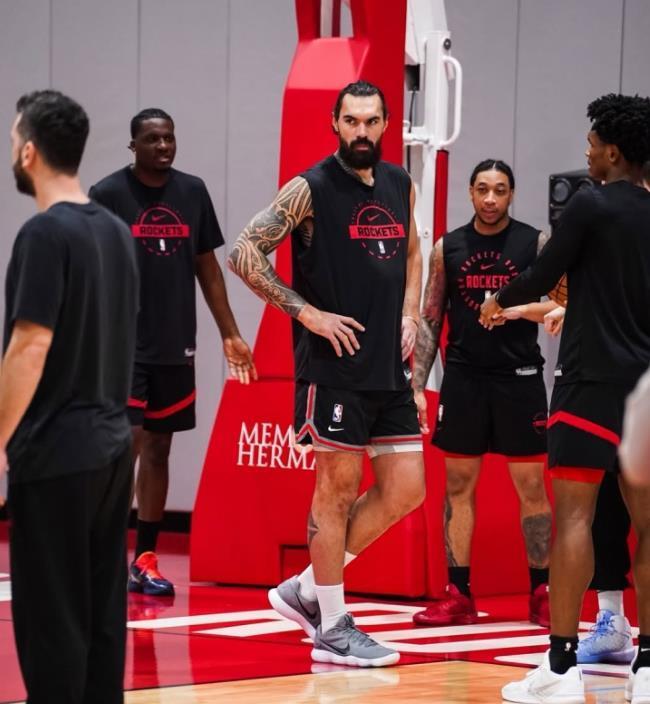 发现半岛体育-亚当斯长期缺战，火箭不签中锋反追后卫？斯通不慌：3中锋够用了