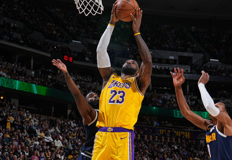 发现半岛体育-詹姆斯200岁还能扣太离谱！本人回应朋友称赞：6个笑哭了表情