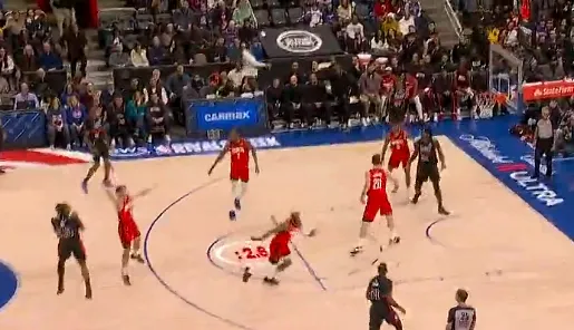 发现半岛体育-霍兰德内突外投连得5分，活塞打出一波13-1反超比分