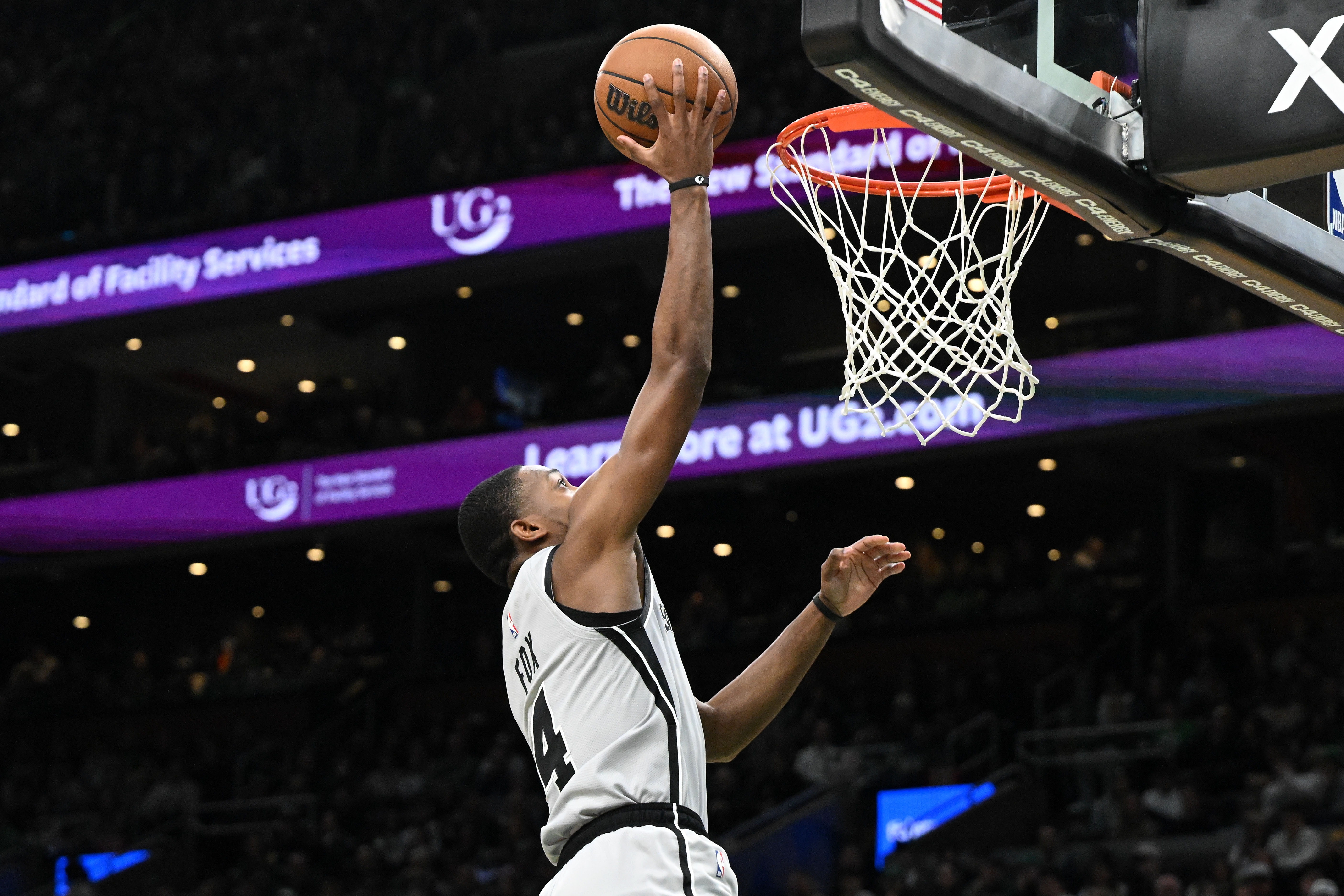 发现半岛体育-飞狐碎敌！福克斯末节连取12分！全场13中10&amp;6三分砍31分5板5助！