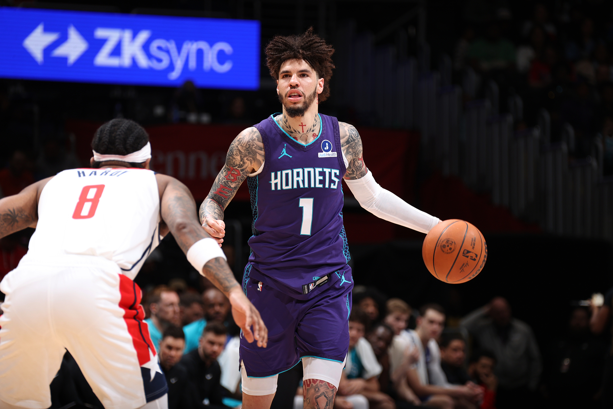 发现半岛体育-“三球”鲍尔37+8+7克努佩尔28+7+4 黄蜂胜奇才