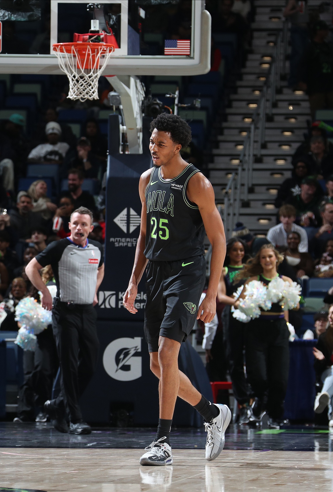 发现半岛体育-太稳了！墨菲12中8&amp;5记三分拿下28分7板3助3断 首节独得14分